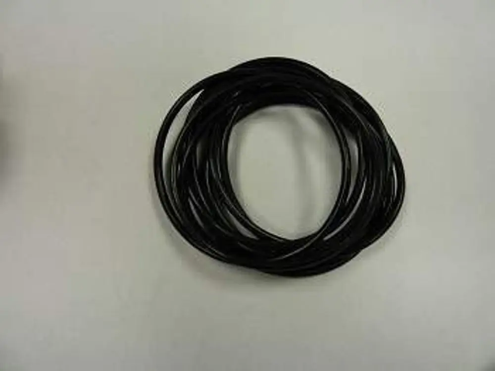 Schwarzer O-Ring, aufgerollt, auf einheitlichem Hintergrund. Geeignet für industrielle Anwendungen, möglicherweise von der Marke Remeha.